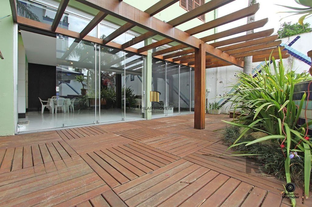 Casa com 5 suítes, 7 banheiros, 4 vagas no bairro Partenon
