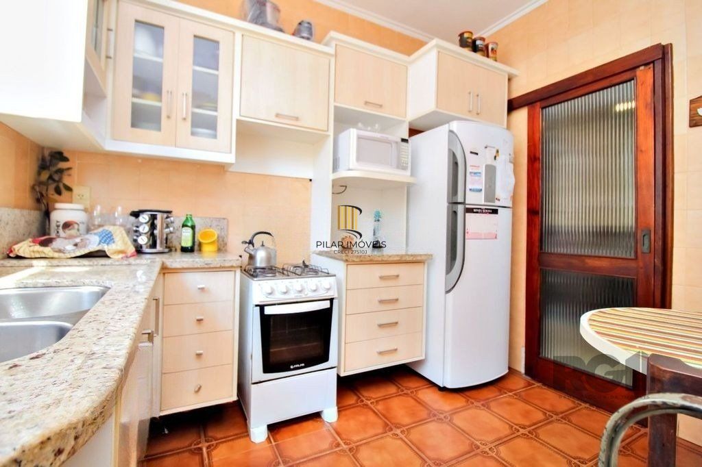 Casa 4 dormitórios, 2 vagas, em rua tranquila próxima a rua Oscar Pereira