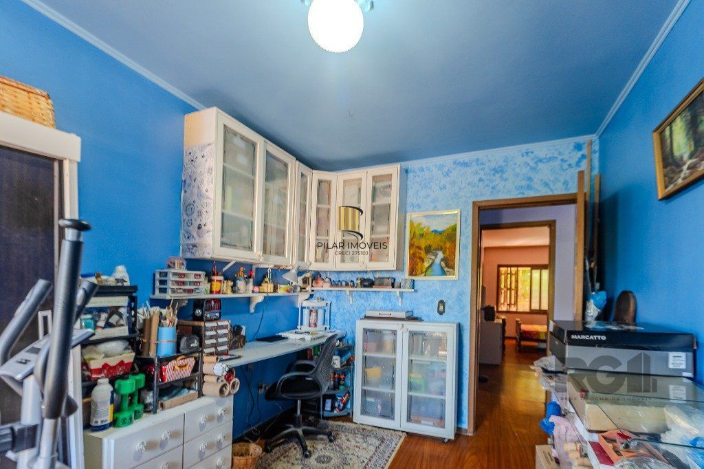 Prédio de 328m² - 4 dormitórios, 2 vagas no bairro Chácara das Pedras