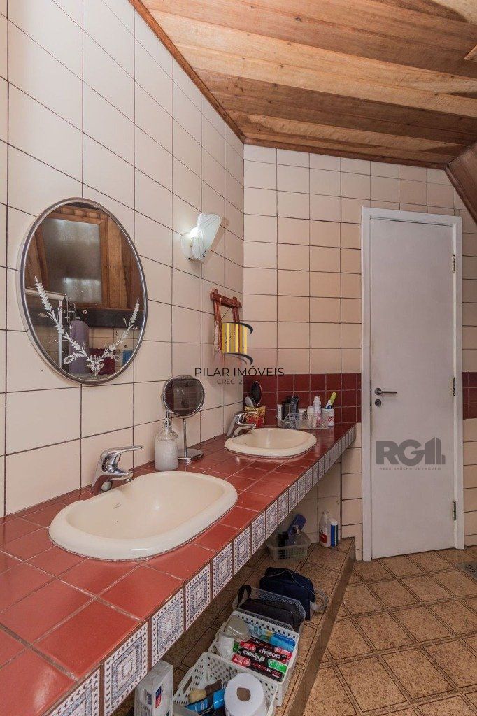 Impecável casa no bairro Medianeira. Living de 3 ambientes com lareira. Com 4 dormitórios sendo 1 suíte também com lareira. Ampla cozinha mobiliada e reformada. Dormitórios com armários fixos .