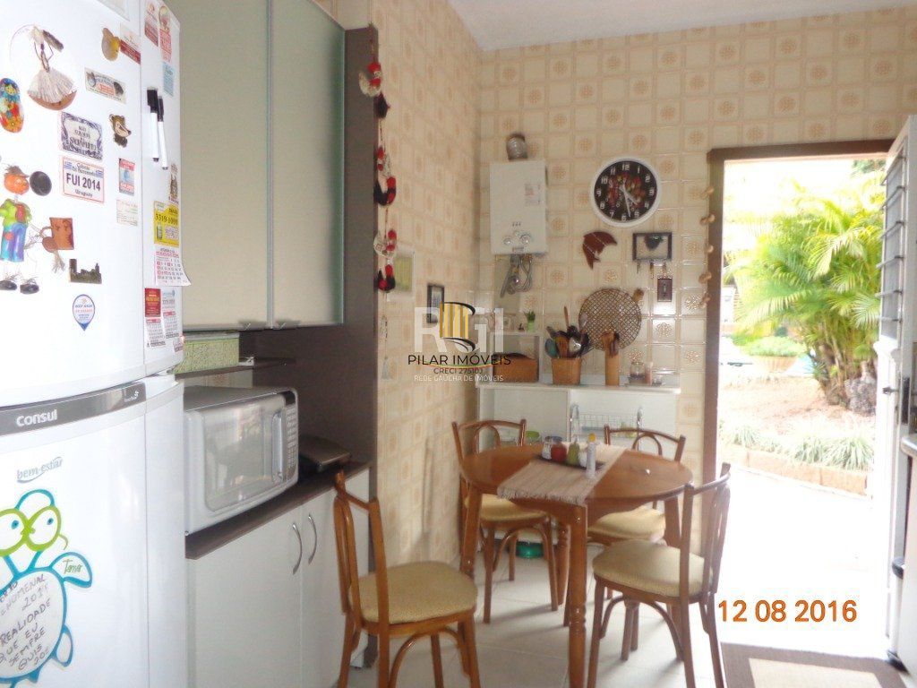 Casa para Venda - 240m², 6 dormitórios, 4 vagas - Teresópolis