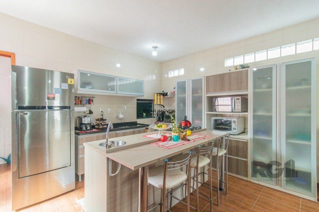 Casa com 3 dormitórios e 3 vagas no bairro Santa Tereza