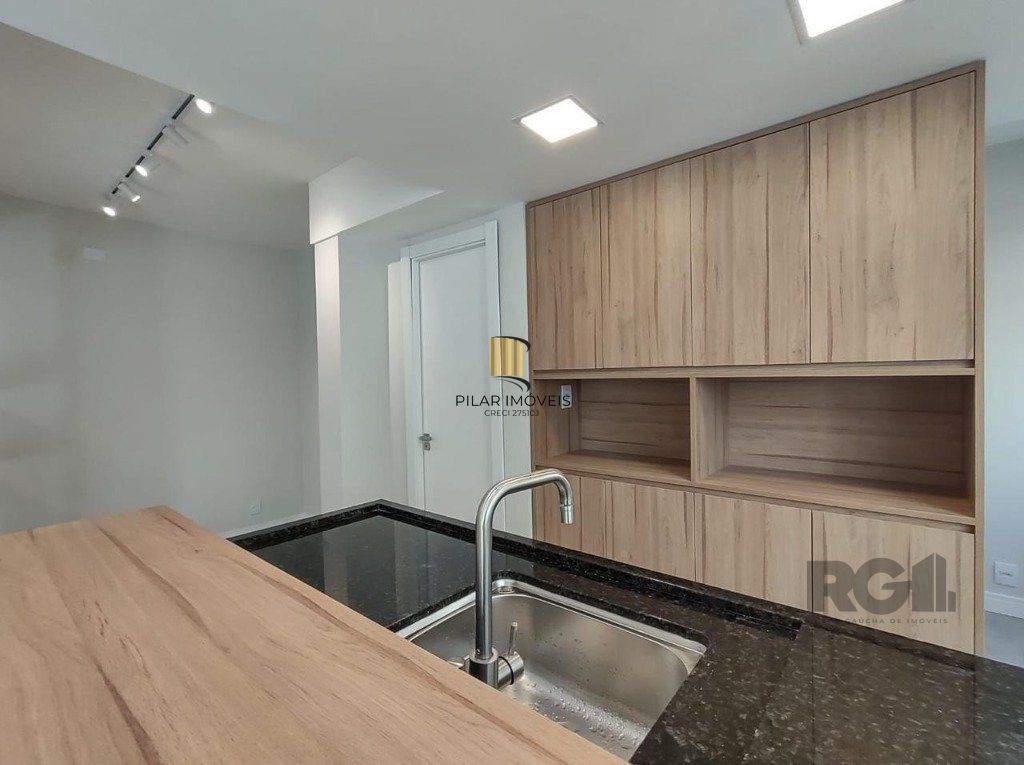 Apartamento semi mobiliado, 67m², 2 dormitórios, 1 vaga no bairro Petrópolis