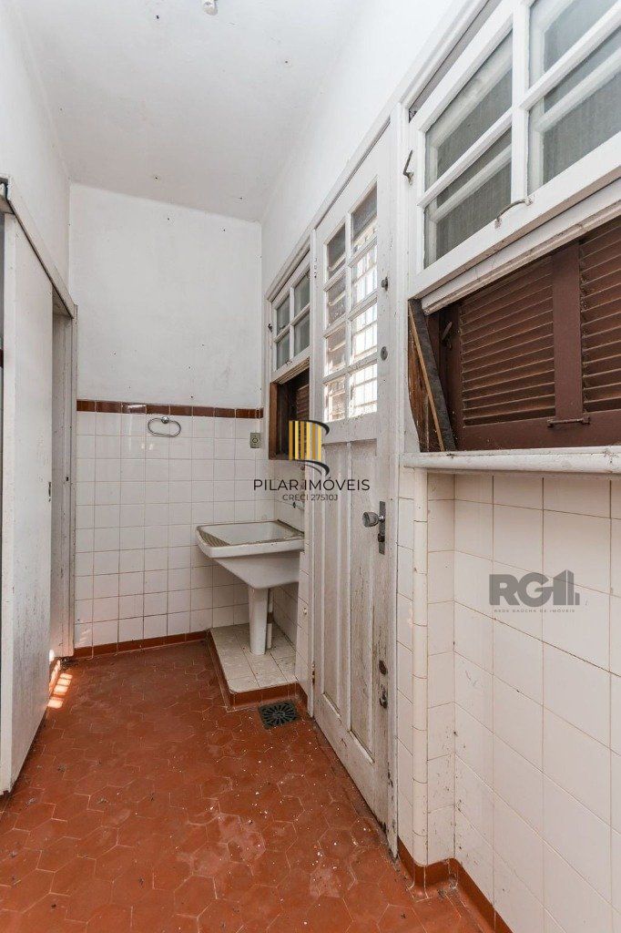 Casa de 4 dormitórios, no bairro Medianeira 