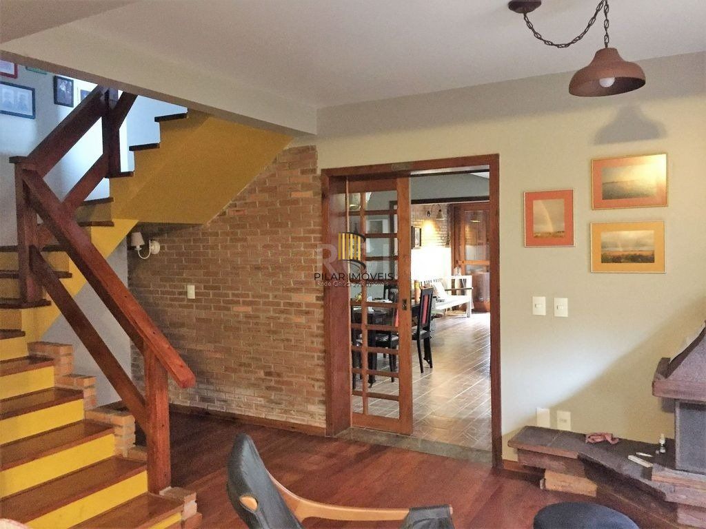 Casa de 270m² - 3 dormitórios, 1 suíte, churrasqueira, pátio e 3 vagas de garagem