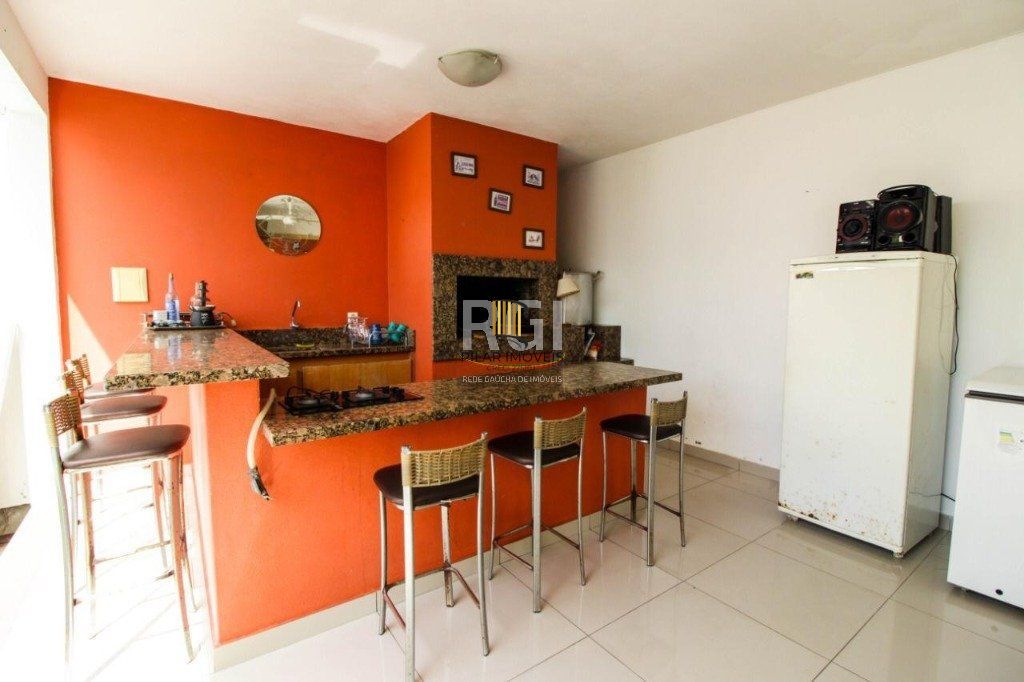 Casa para Venda - 300m², 3 dormitórios, sendo 1 suites, 4 vagas - Teresópolis