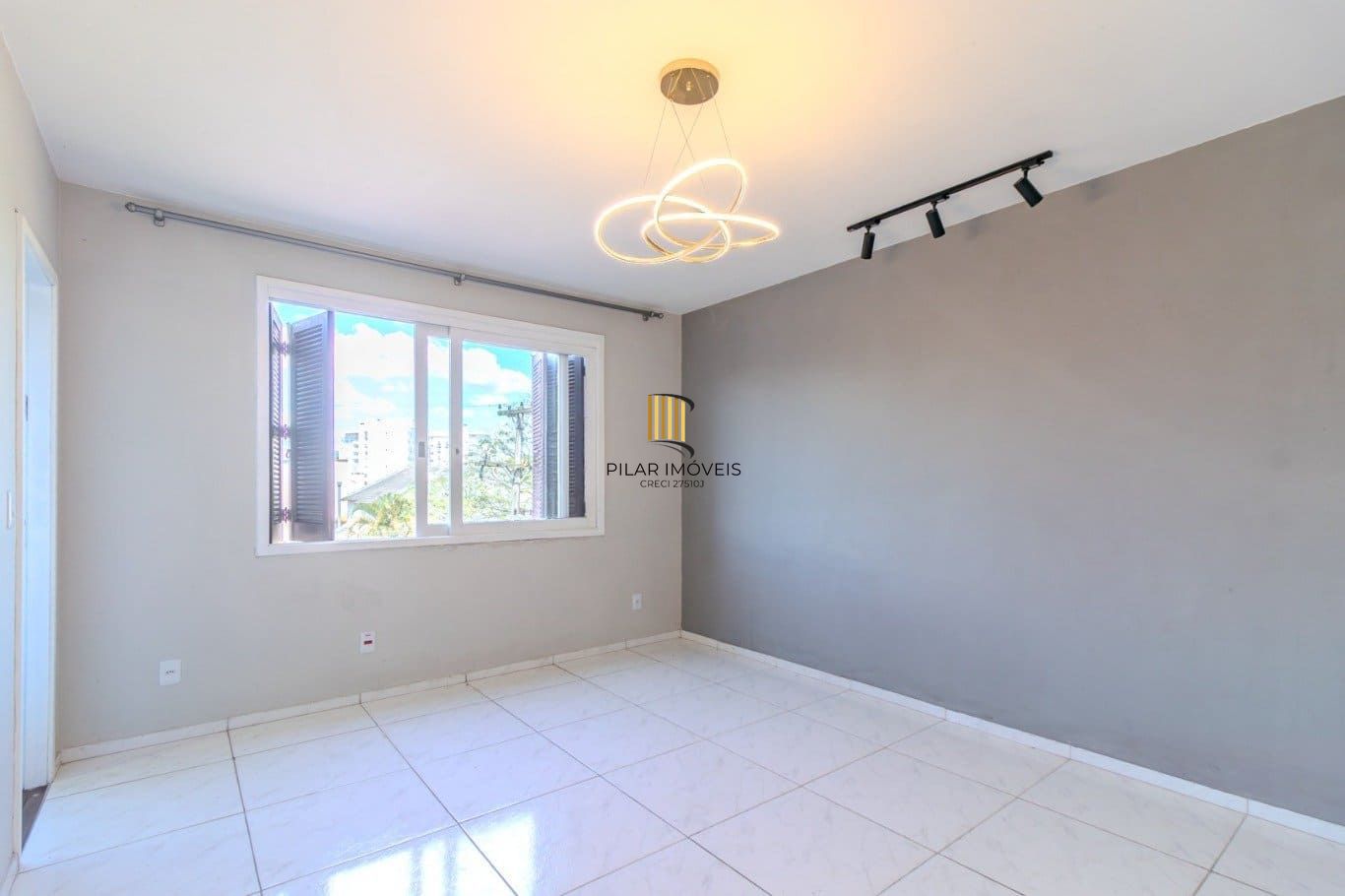 Apartamento de 2 dormitórios à venda em Vila Ipiranga, Porto Alegre.