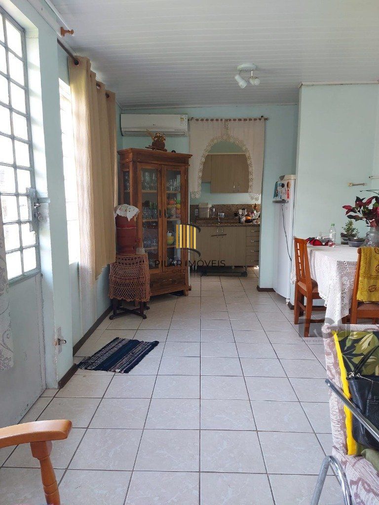 Casa 3 dormitórios,  1 vaga de garagem ampla e coberta.  Possui edícula com 3 peças. Espaço com churrasqueira e dispensa. Área total de  484m².