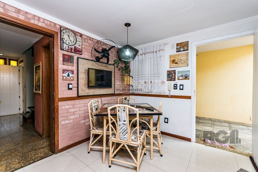 Casa 381m² - 5 dormitórios, 1 suíte, piscina e 6 vagas no bairro São Sebastião