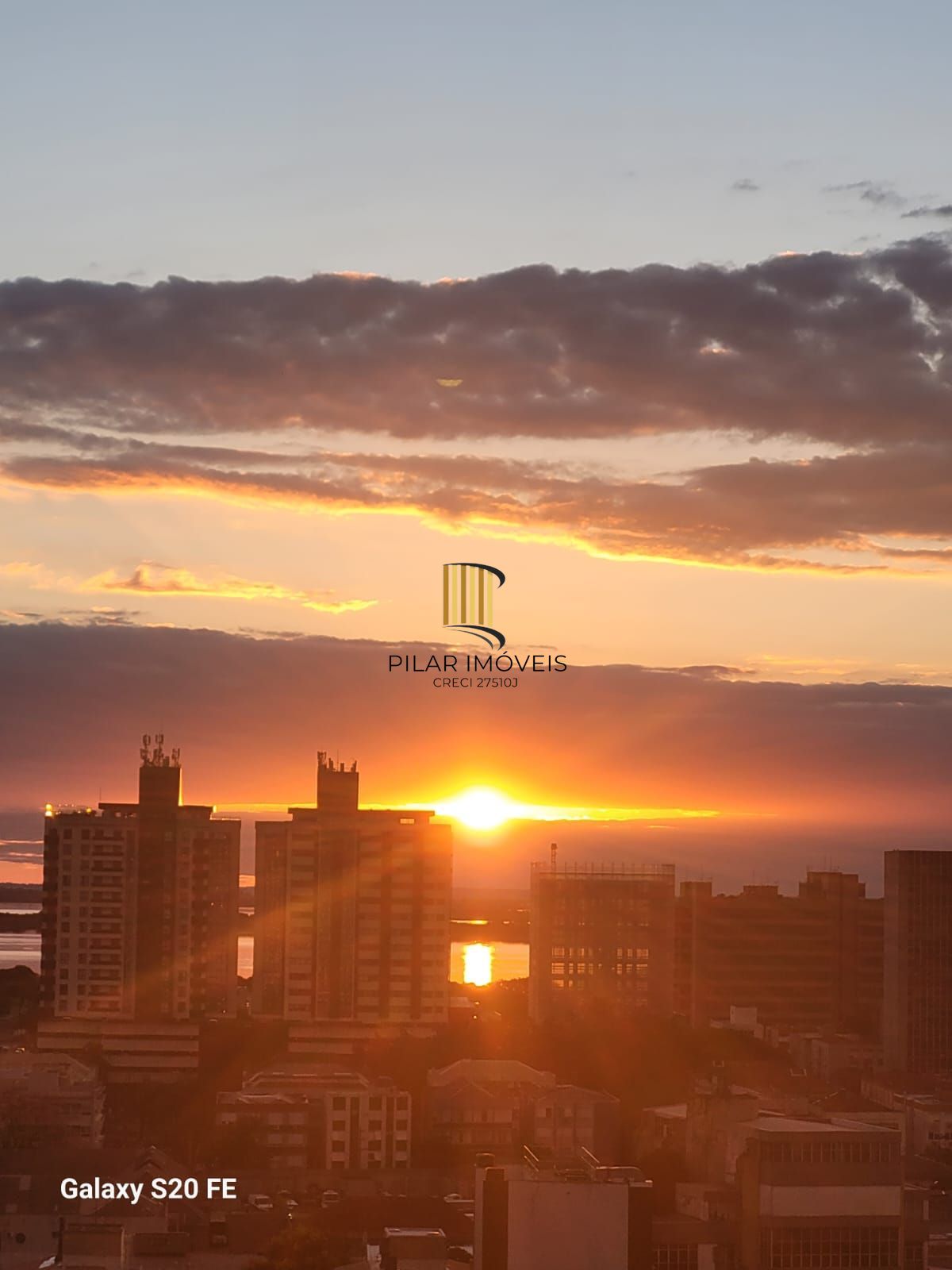 Apartamento de 02 dormitorios, suite, vaga garagem com vista livre no bairro Menino Deus-Porto Alegre.
