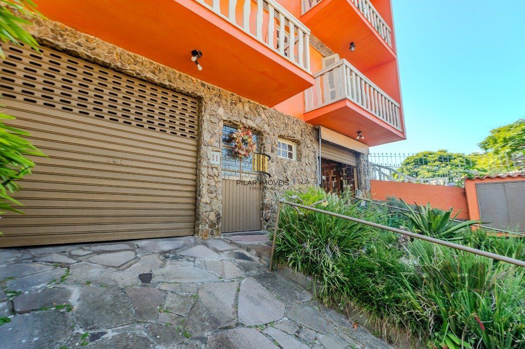 Prédio de 328m² - 4 dormitórios, 2 vagas no bairro Chácara das Pedras