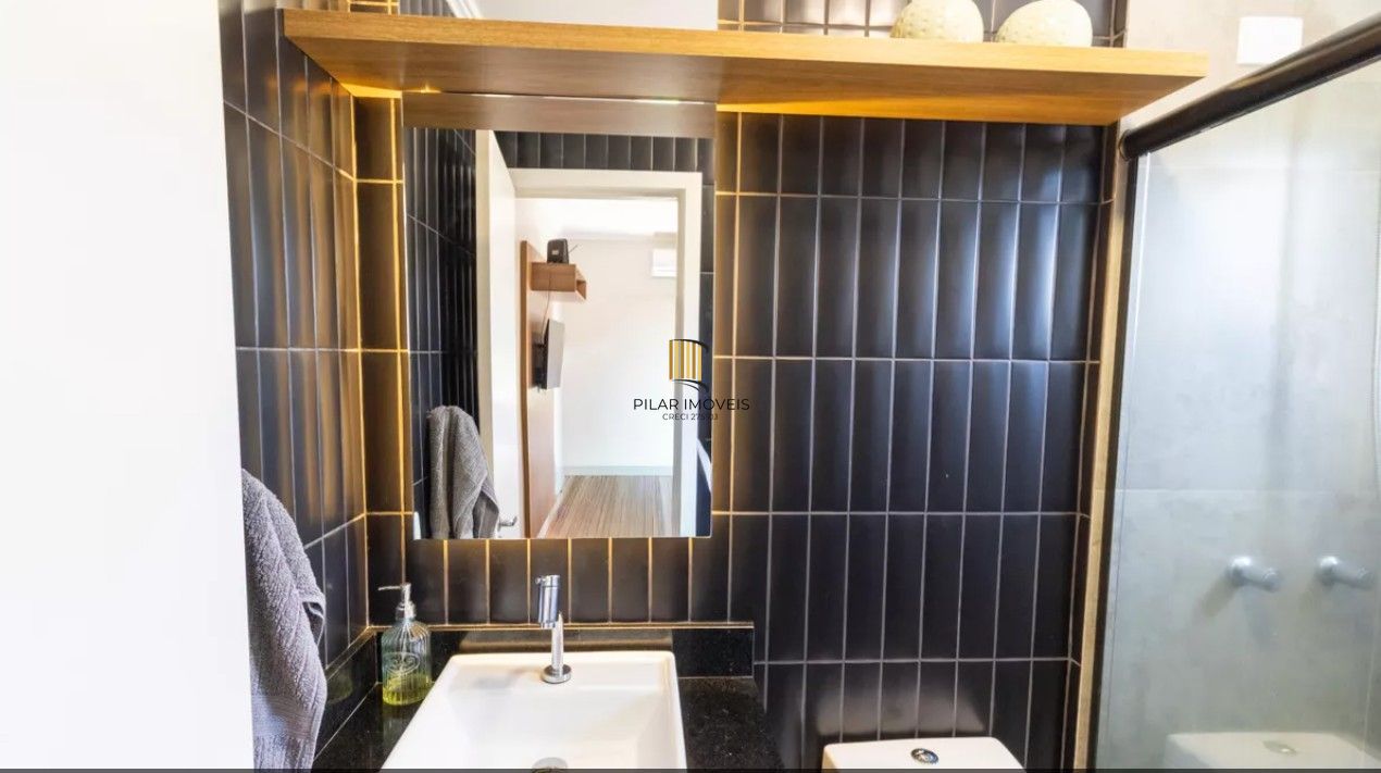 Apartamento de 2 dormitórios com 1 vaga de garagem escriturada, na Rua Dom Vital, Bairro Glória.