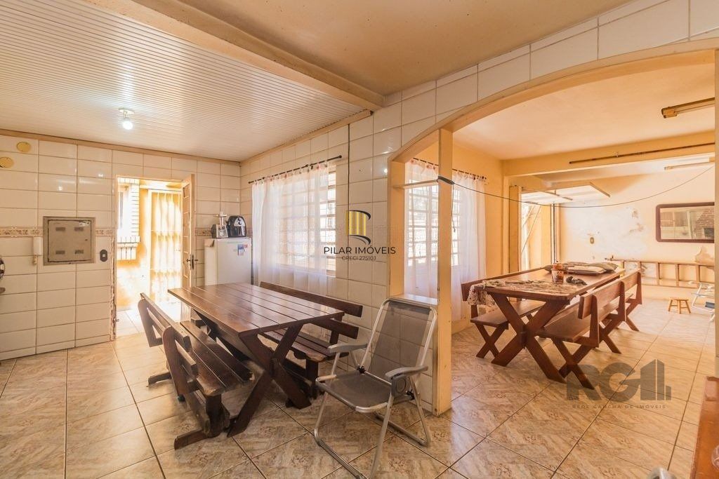 Casa 224m² - 3 dormitórios, 4 vagas no bairro Parque Santa Fé