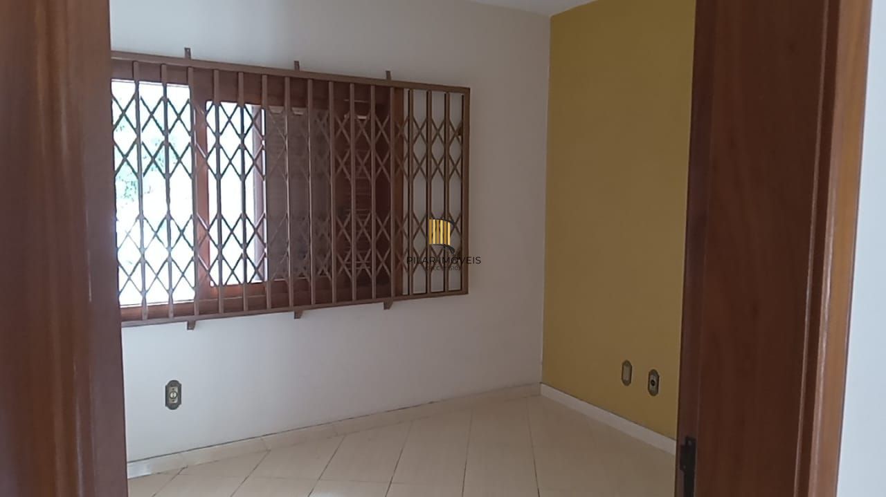 Casa 03 dormitórios, com páteo