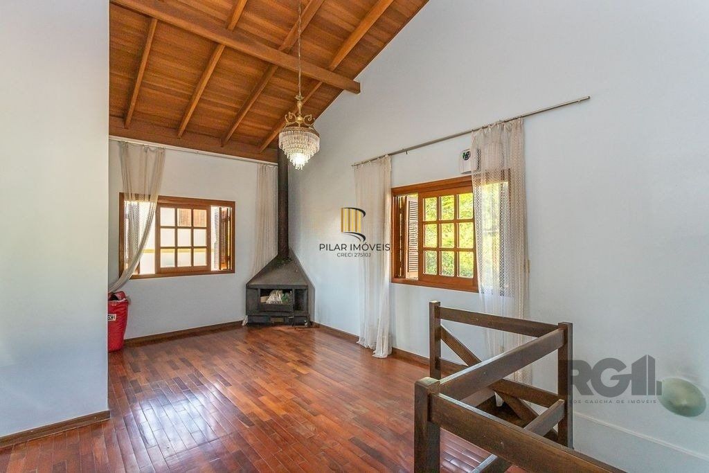 Casa 216m² - 4 dormitórios, 5 vagas no bairro Partenon
