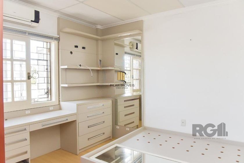 Casa de 197m² - 5 dormitórios, 3 vagas no bairro Rubem Berta