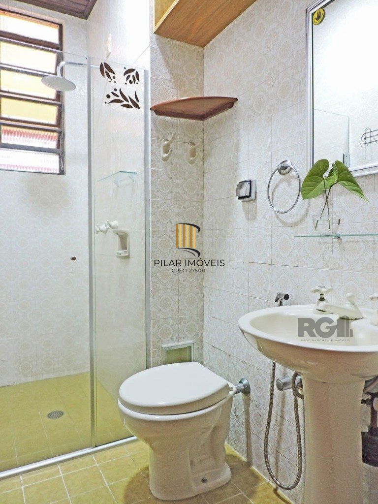 EXCELENTE casa térrea MAIS um loft construído em edícula anexa, com pátio.