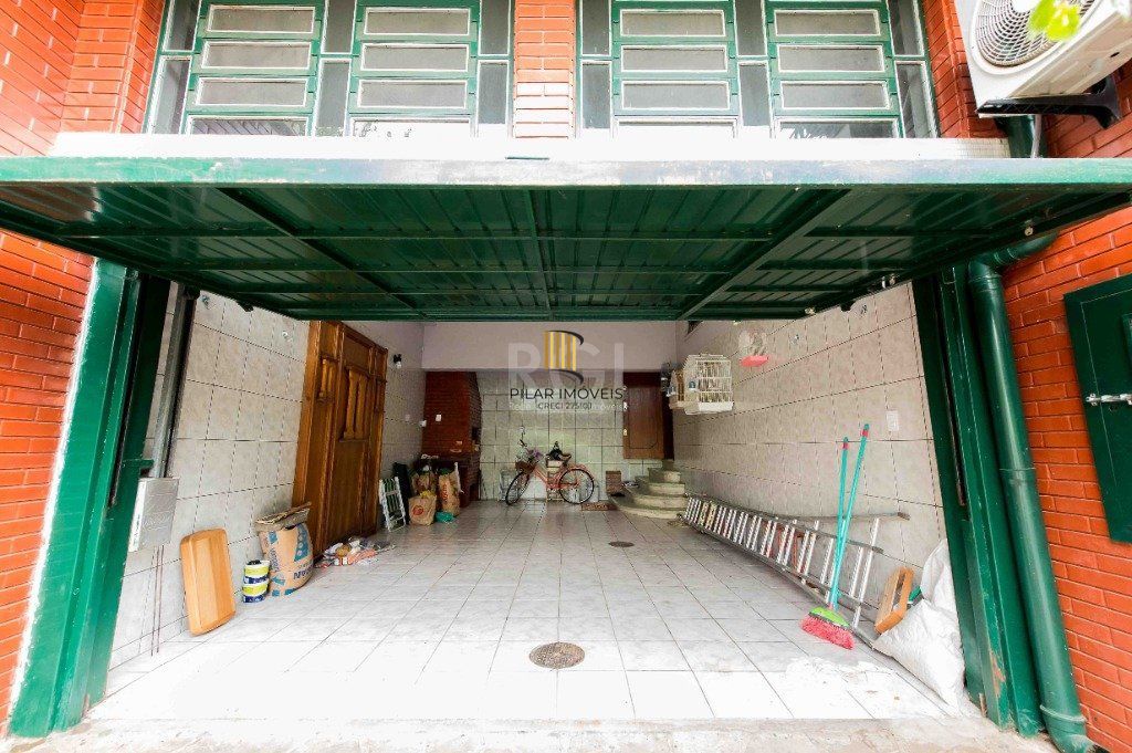 Casa para Venda - 317m², 5 dormitórios, sendo 1 suites, 2 vagas - Teresópolis