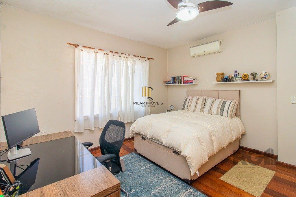Casa com 4 dormitórios, 3 vagas no bairro Santo Antônio