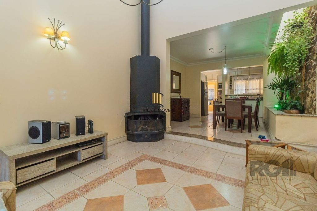 Casa 224m² - 3 dormitórios, 4 vagas no bairro Parque Santa Fé