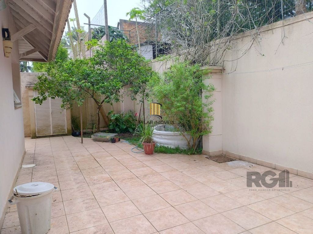 Casa de 307m² - 3 dormitórios, piscina, 4 vagas no bairro Espírito Santo