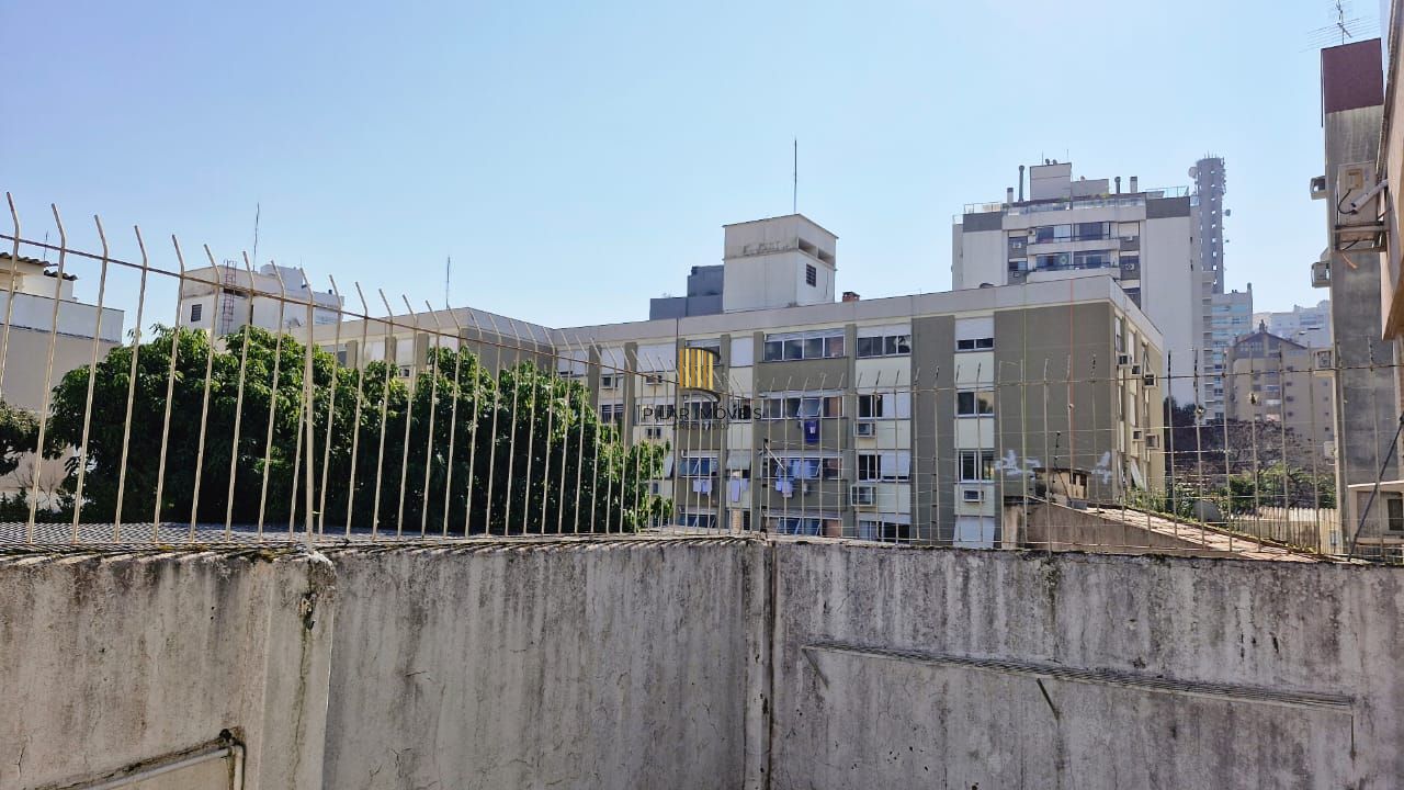 Apartamento com 2 dormitórios e garden na Rua Ijuí, pronto para reformar