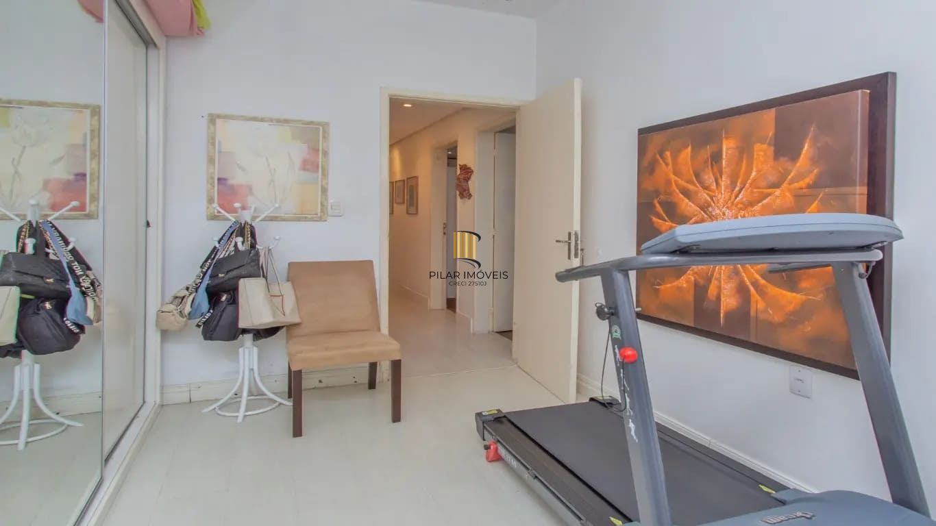 Apartamento com 3 dormitórios e 99m² à venda em Petrópolis.