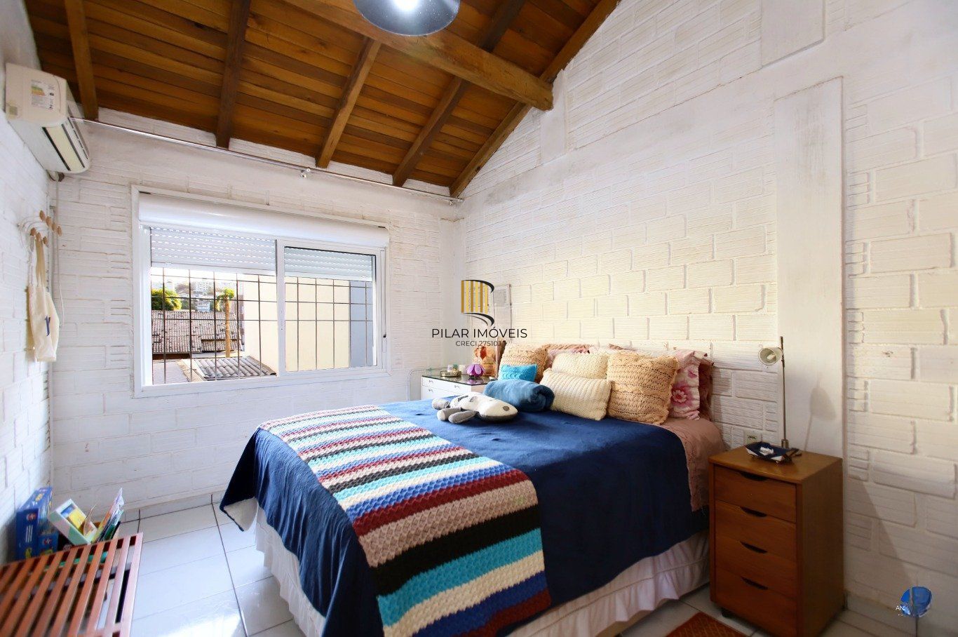 Casa com Edícula nos fundos, total de 5 dormitórios no Bairro gloria.