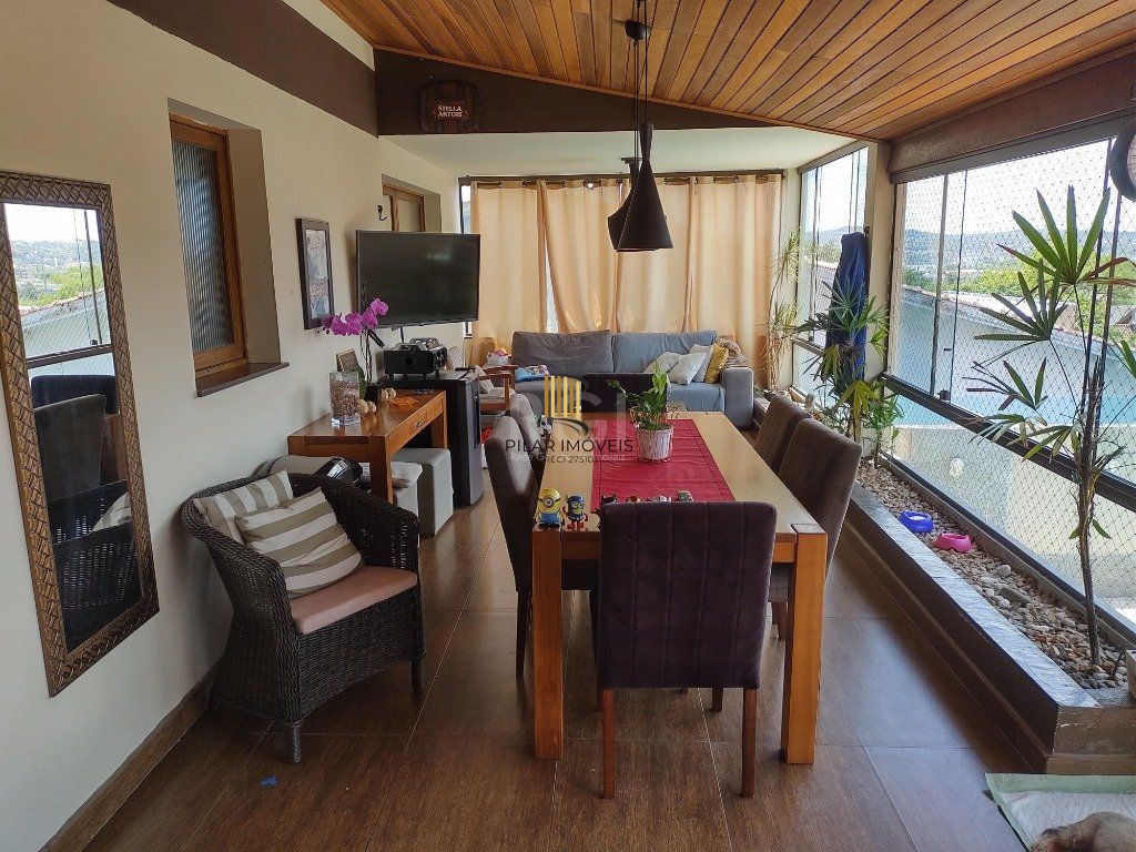 Excelente casa com 03 suíte, espaço gourmet com churrasqueira, living com lareira, pátio com piscina e garagem para 02 carros no bairro Espírito Santo