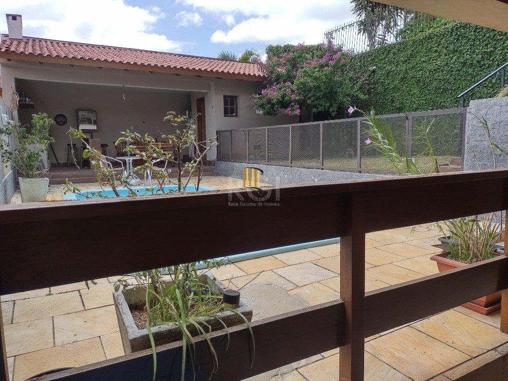 Excelente casa com 03 suíte, espaço gourmet com churrasqueira, living com lareira, pátio com piscina e garagem para 02 carros no bairro Espírito Santo