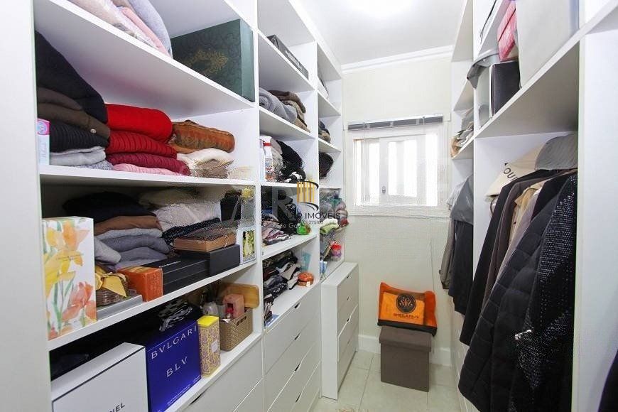 EXCELENTE CASA COM 4 DORMITÓRIOS, 6 VAGAS DE GARAGEM E VISTA PANORÂMICA.
