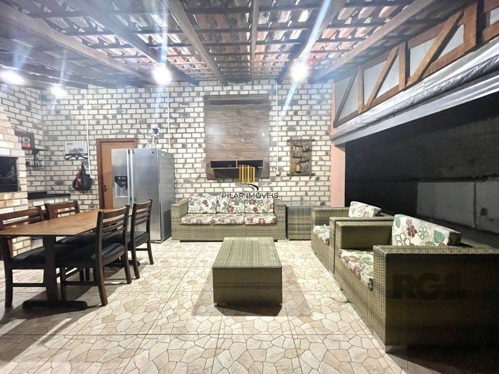 Excelente casa de 130m² com 2 dormitórios e piscina.