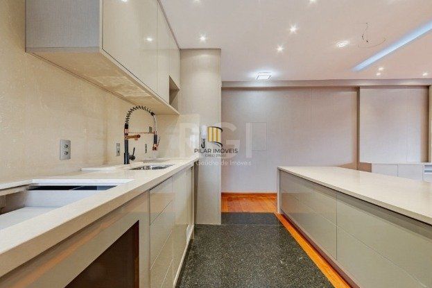 Apartamento à venda em Higienópolis com 236 m², 3 quartos, 1 suíte e 3 vagas.