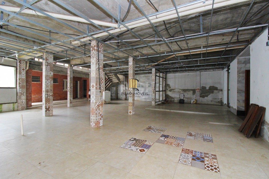 Casa para Venda - 840m², 7 dormitórios, sendo 3 suites, 8 vagas - Medianeira