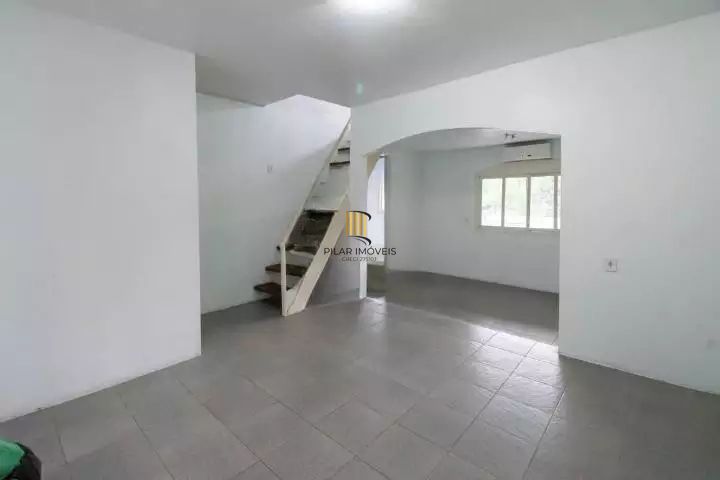 VENDE – AMPLA CASA RESIDENCIAL COM PISCINA E 5 VAGAS