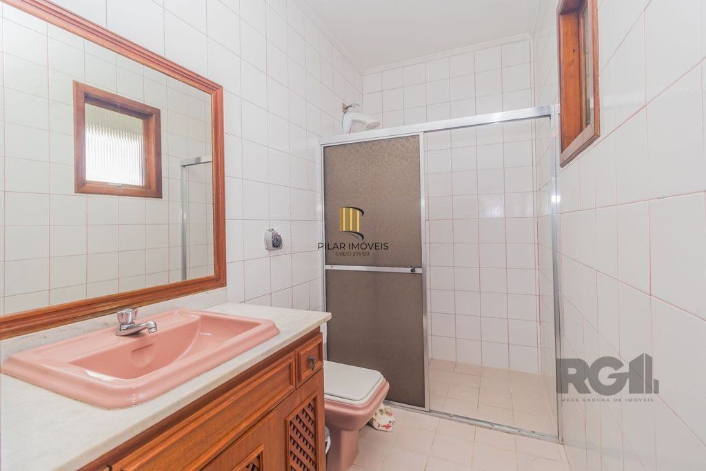 Casa com 240m², 3 dormitórios, 6 vagas no bairro Sarandi