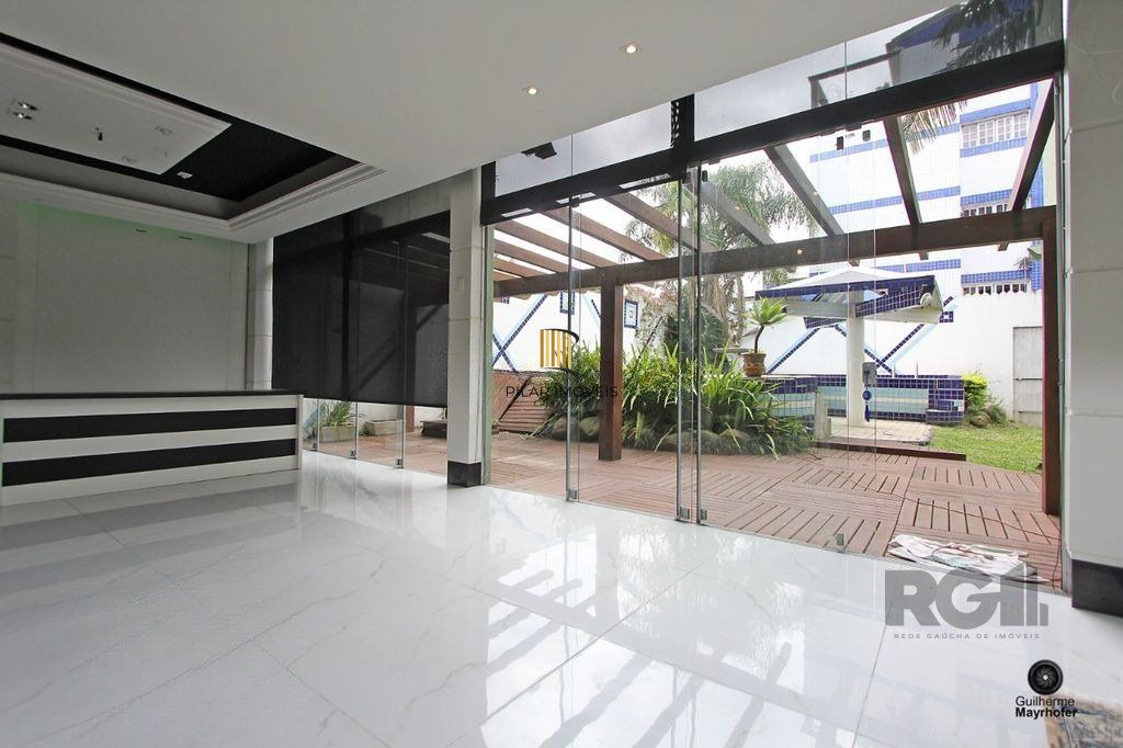 Casa com 5 suítes, 7 banheiros, 4 vagas no bairro Partenon