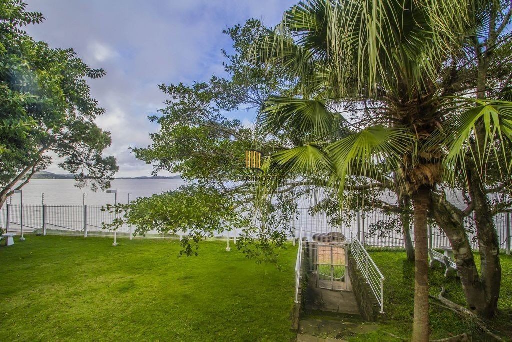 Casa em condomínio com 245m² - 3 dormitórios, 2 vagas no bairro Pedra Redonda
