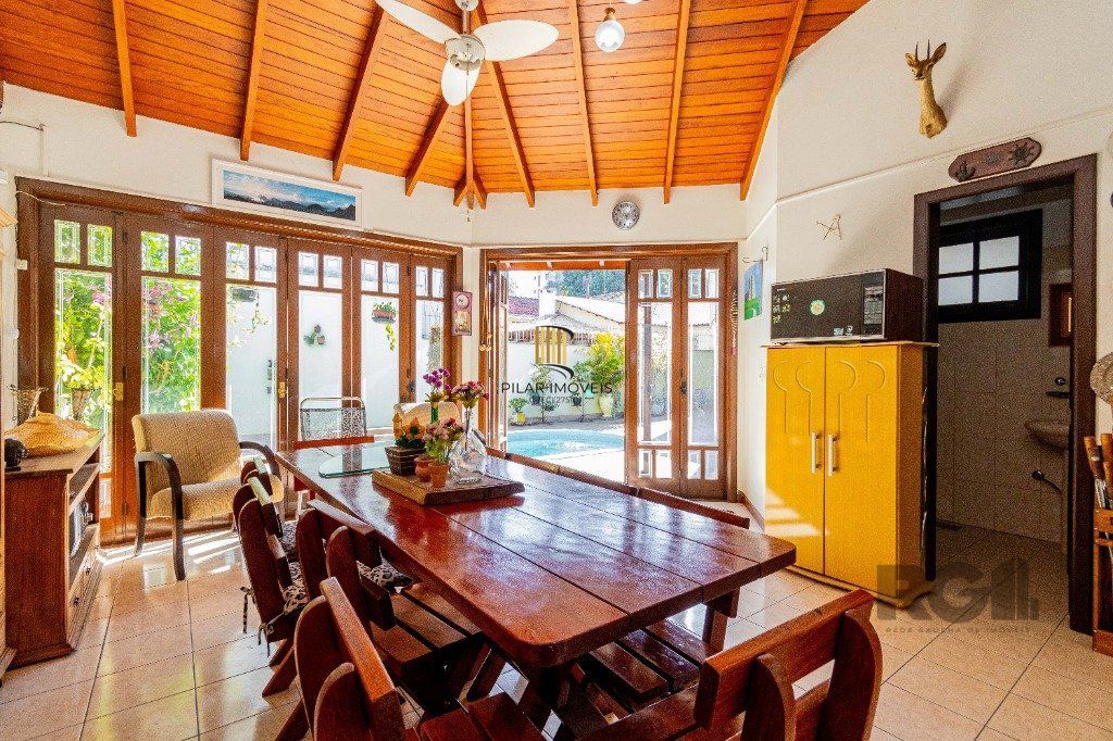Casa de 4 dormitórios 304m² no bairro Jardim Lindóia