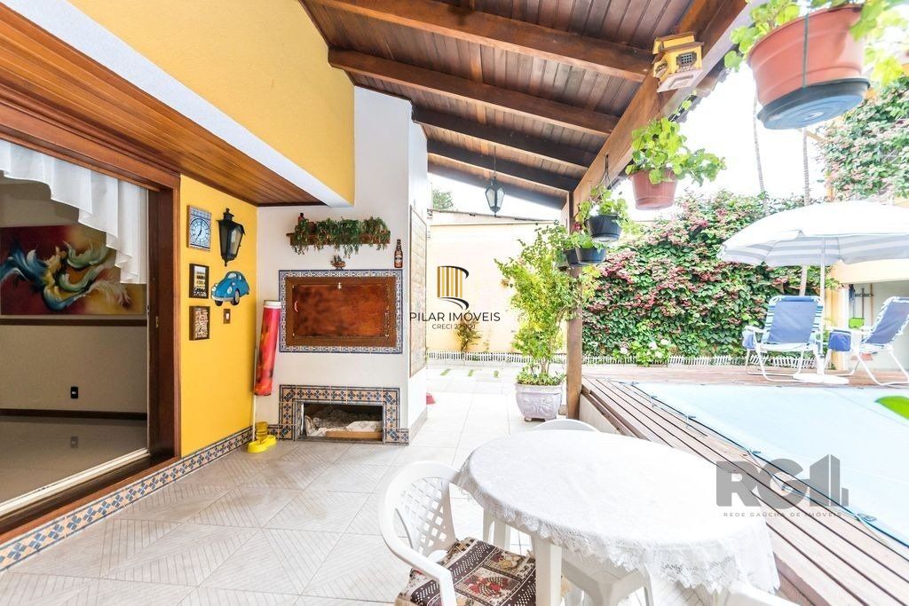 Casa 381m² - 5 dormitórios, 1 suíte, piscina e 6 vagas no bairro São Sebastião
