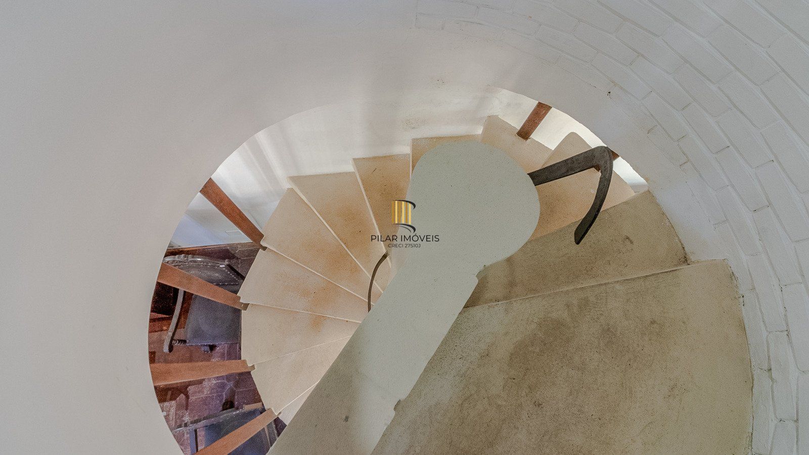 Excelente casa de 308 m² com 4 suítes e 4 vagas de garagem.