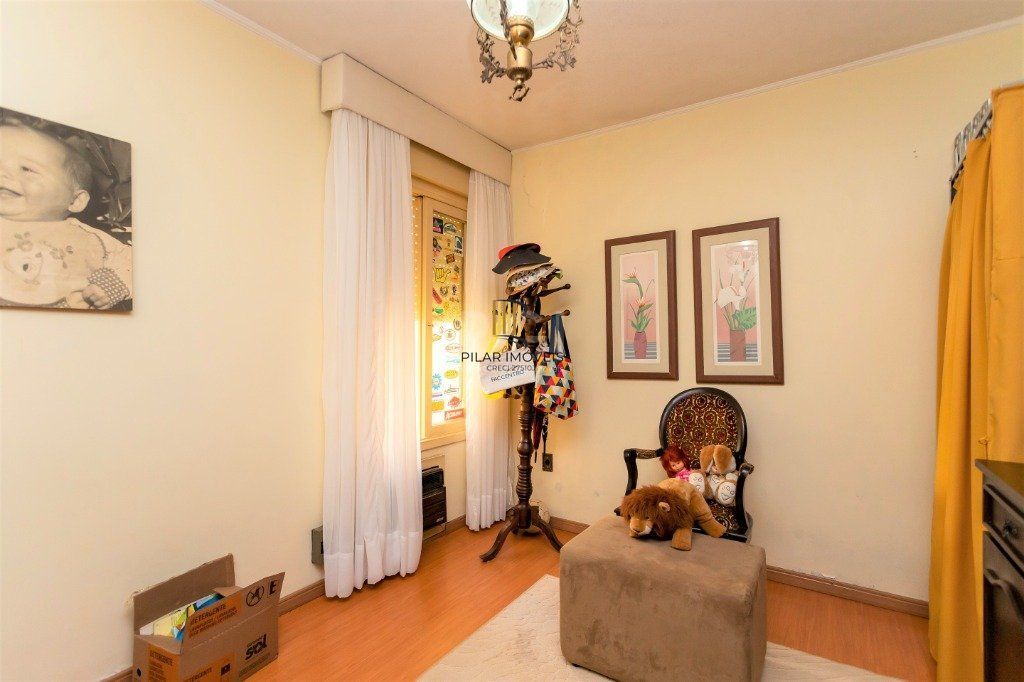 Casa para Venda - 228m², 4 dormitórios, sendo 1 suites, 5 vagas - Teresópolis