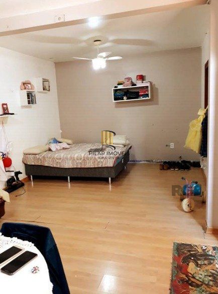 Casa para Venda - 200m², 5 dormitórios, sendo 1 suites, 4 vagas - Glória