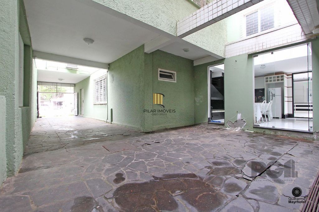 Casa com 5 suítes, 7 banheiros, 4 vagas no bairro Partenon
