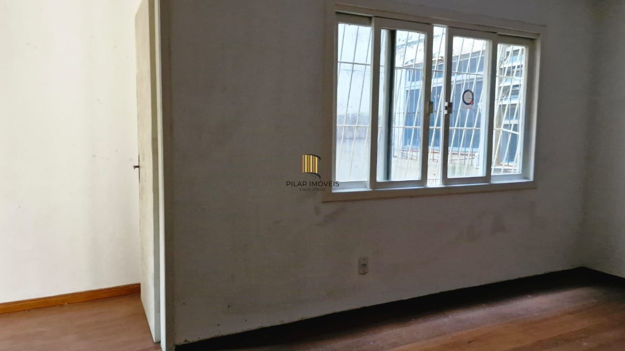 Apartamento com 2 dormitórios e garden na Rua Ijuí, pronto para reformar