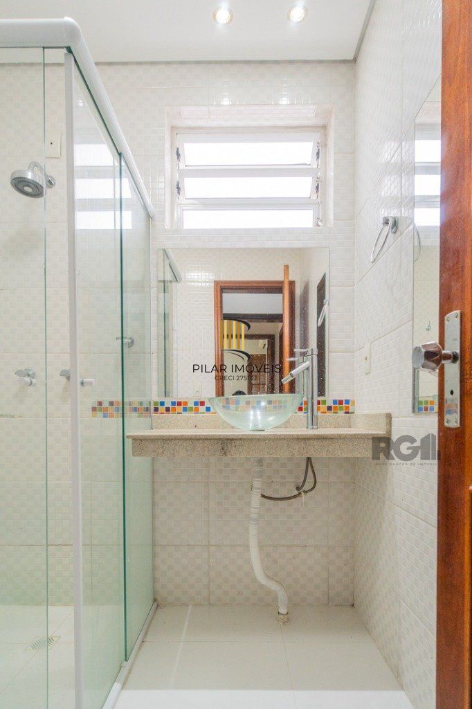 Casa de 214m² com 4 dormitórios, 1 suíte, piscina e 2 vagas no bairro Teresópolis