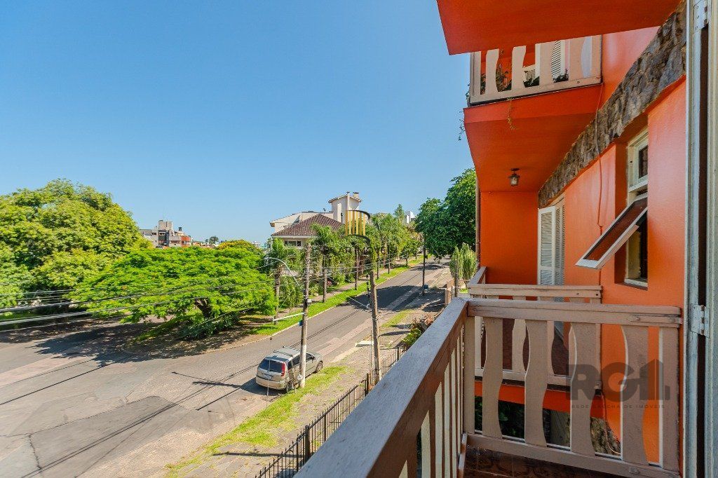 Prédio de 328m² - 4 dormitórios, 2 vagas no bairro Chácara das Pedras