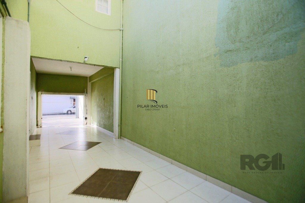 Excelente casa de 235m² com 4 dormitórios e 3 vagas no bairro Azenha.