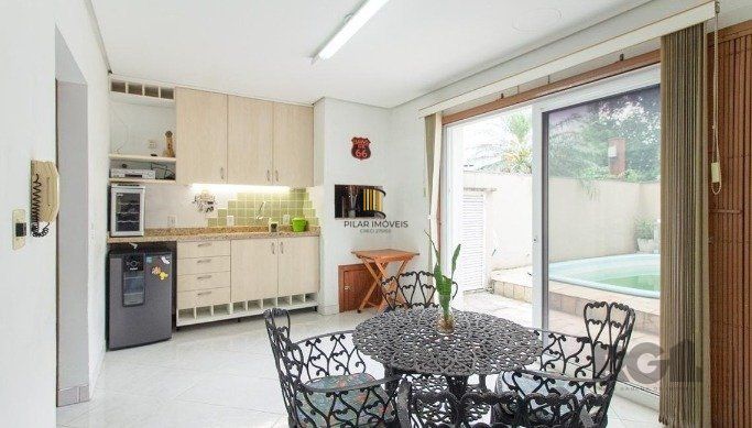Excelente casa de 157m² com 3 dormitórios, 4 vagas e piscina.