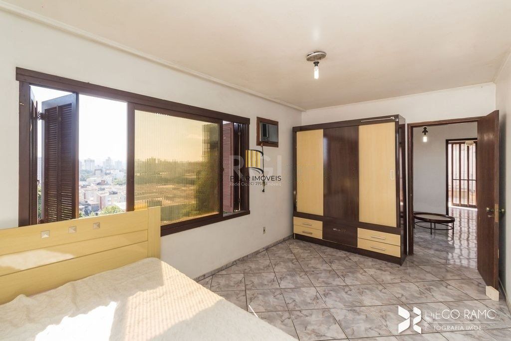 Lindo sobrado com 347m2 de área construída,  5 vagas, espaço de lazer com vista panorâmica.